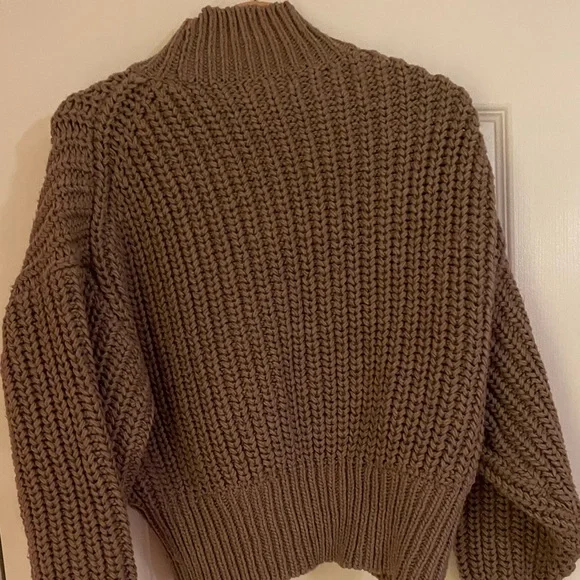 H&M Medium Sweater - Picture 2 of 4